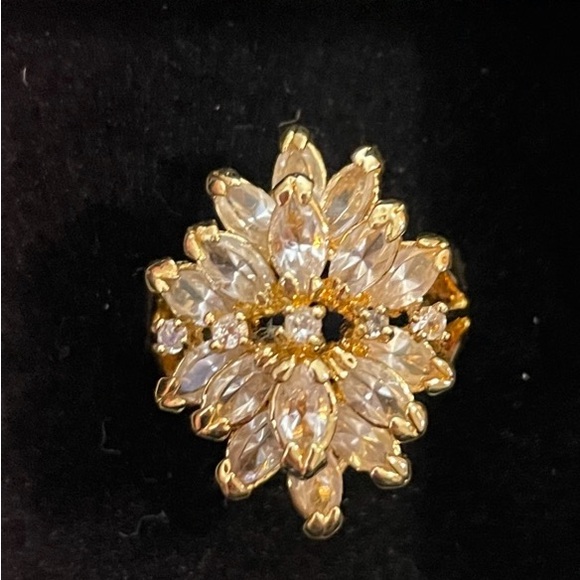 Vintage Beautiful costume jewelry ring size 8. Cocktail ring! Gold tone. - Picture 4 of 4